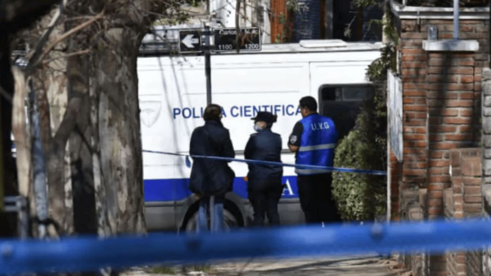 Peritos de la Policía Científica trabajaron en el lugar del hecho.