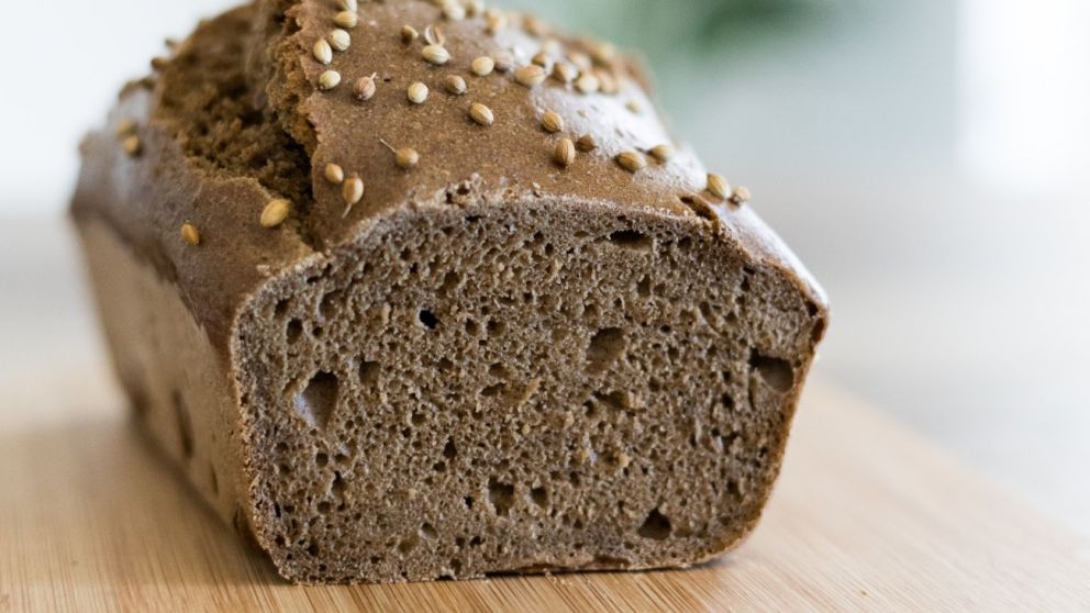 El pan de centeno es un aliado para reducir el colesterol.