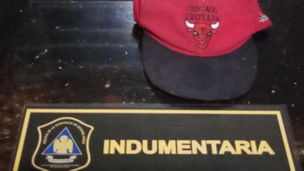 Esta es la gorra que le fue secuestrada al individuo que resultó aprehendido por el suceso.