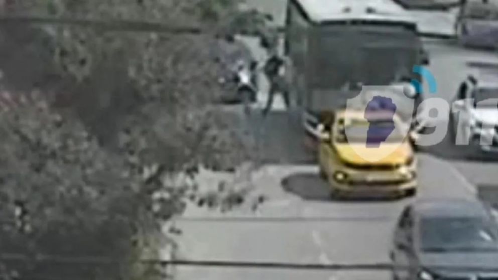 Una mujer fue atropellada tras bajarse del colectivo.