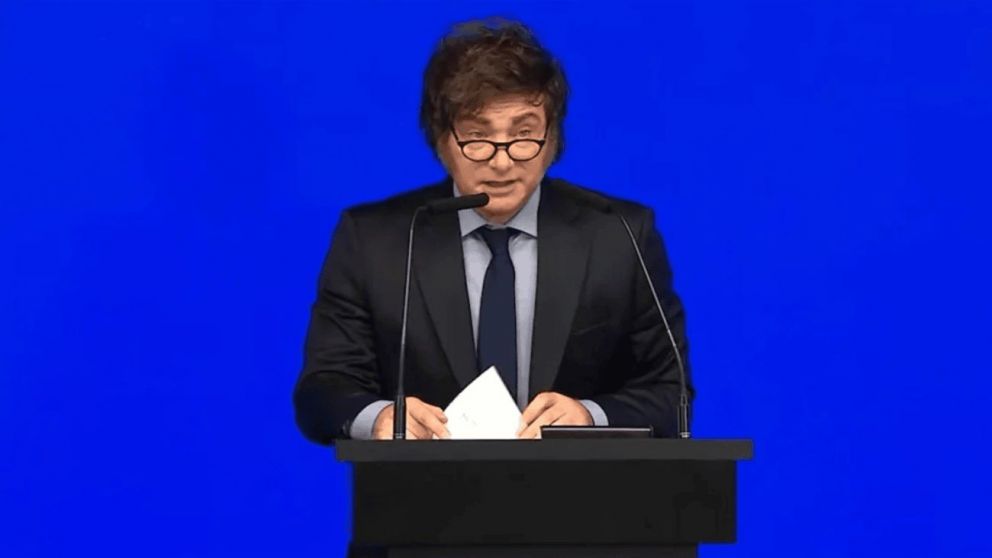 l momento de subirse al tren del progreso es ahora. En poco tiempo la economía estará volando por las nubes, en el buen sentido", añadió.