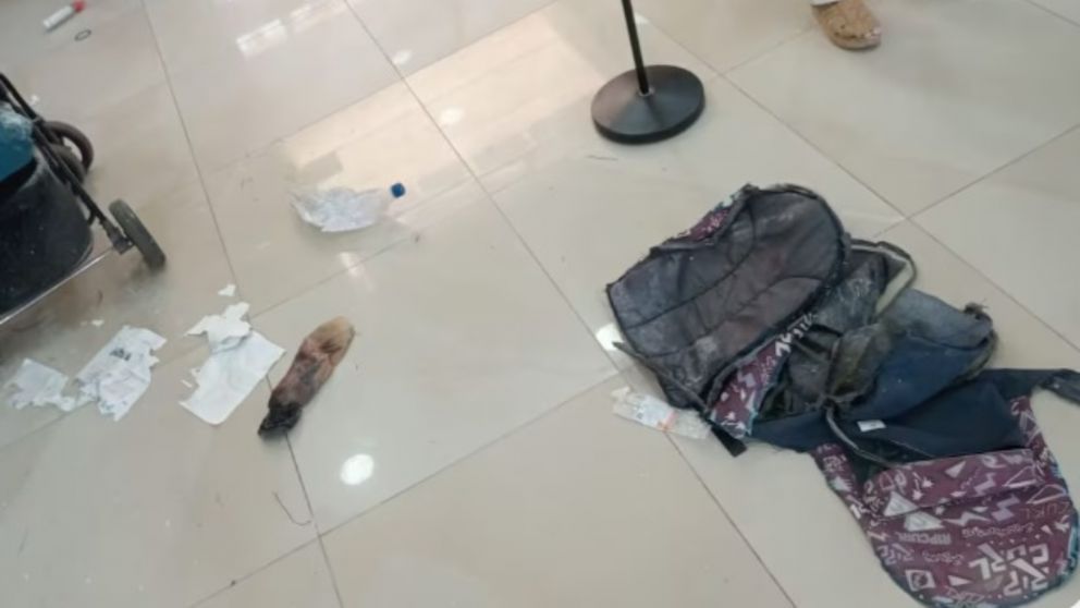 Los chicos habían escondido la botella de líquidos químicos en una mochila (Gentileza Policía de Córdoba).