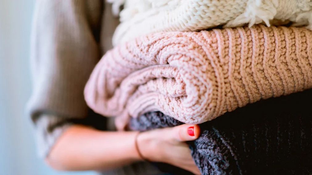 El truco para sacar las pelusas de la ropa con un único producto que suele estar en casa.