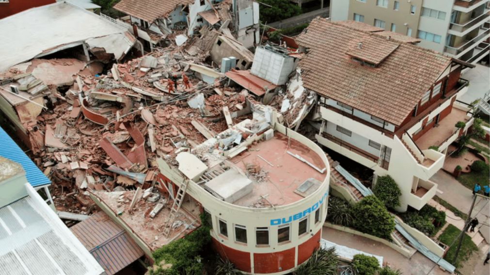 Este lunes comienzan las pericias en el hotel que se derrumbó en Villa Gesell y dejó ocho muertos (Imagen gentileza: REUTERS).