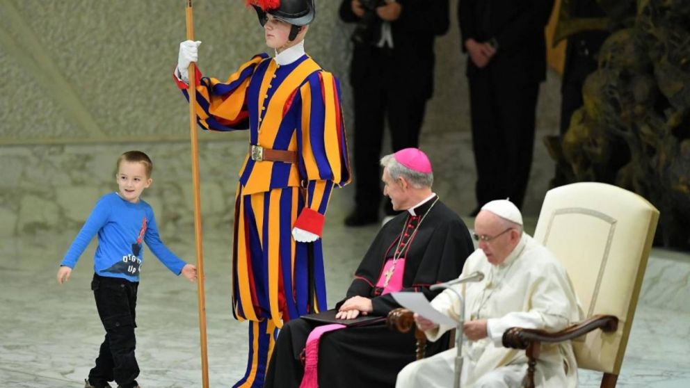El momento en que Wenzel comienza a jugar alrededor de Jorge Bergoglio.