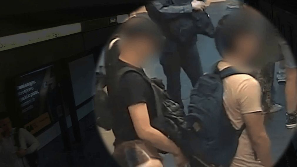 Dos hombres de nacionalidad chilena fueron detenidos por robarles a pasajeros en distintas estaciones de subte en la Ciudad.