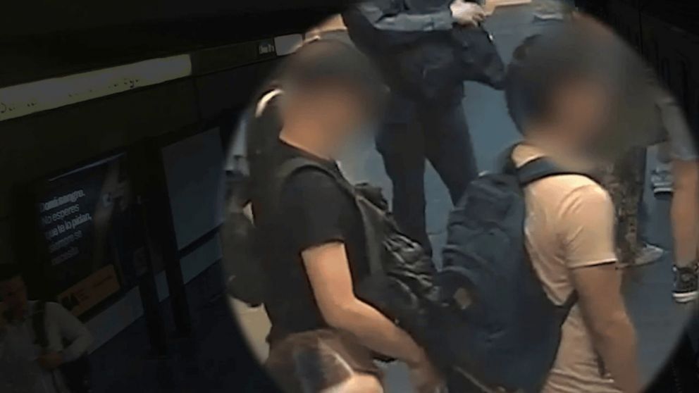 Dos hombres de nacionalidad chilena fueron detenidos por robarles a pasajeros en distintas estaciones de subte en la Ciudad.