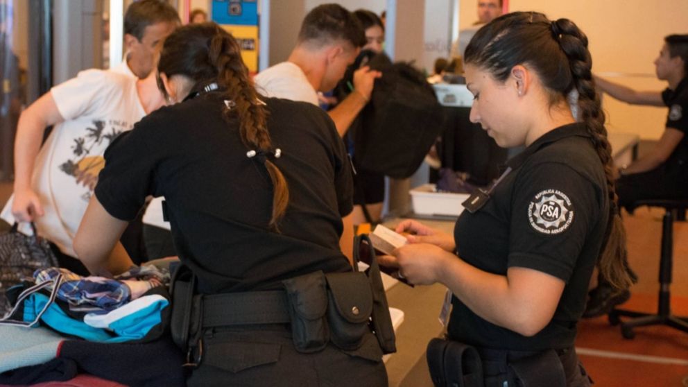Patricia Bullrich instruyó a la PSA a realizar tareas de carga y descarga de equipaje en Aeroparque