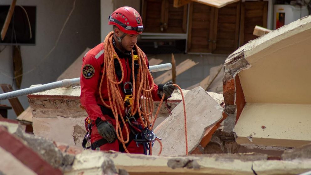 Continúan los operativos tras el derrumbe del hotel Dubrovnik (Facebook/Municipalidad Villa Gesell).