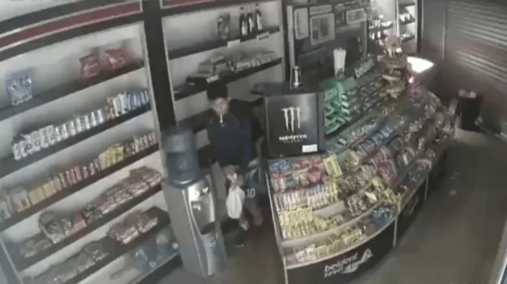 El robo quedó registrado por una cámara de seguridad del local.