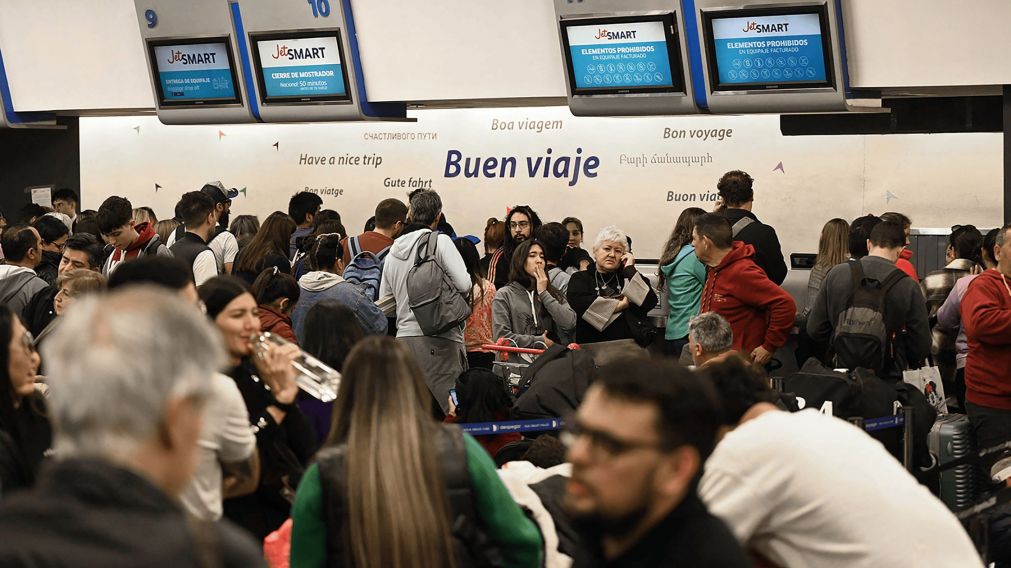 Comenz� el paro de pilotos y tripulantes en Aeroparque y Ezeiza: m�s de 37 mil pasajeros afectados y 319 vuelos cancelados