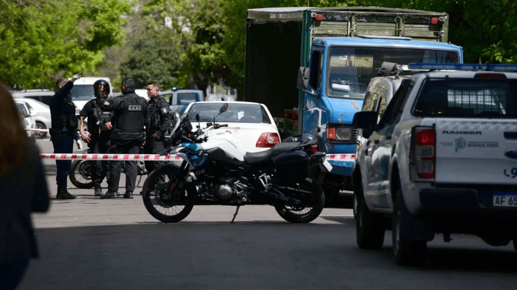 La policía trabajando en el lugar del robo.