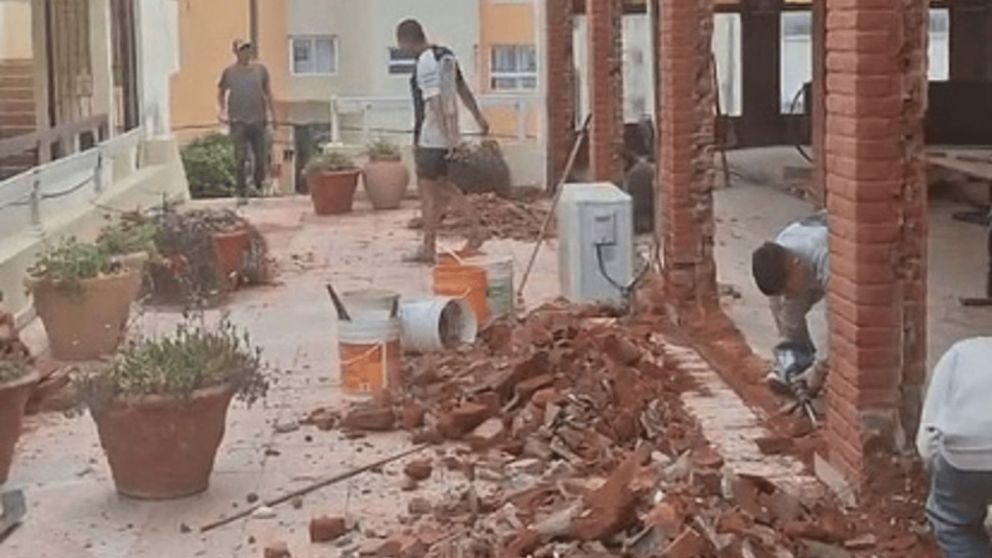 La imagen de los obreros "calando" las columnas del edificio que se derrumbó serían instantes antes de la tragedia.