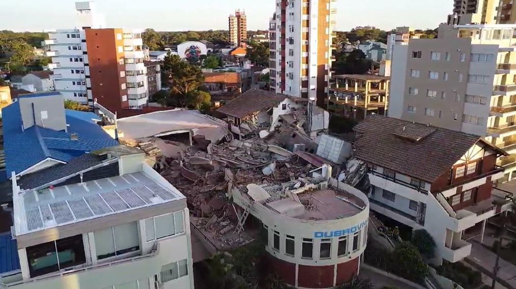Rescate a contrarreloj en Villa Gesell: cómo buscan sobrevivientes entre los escombros del derrumbe