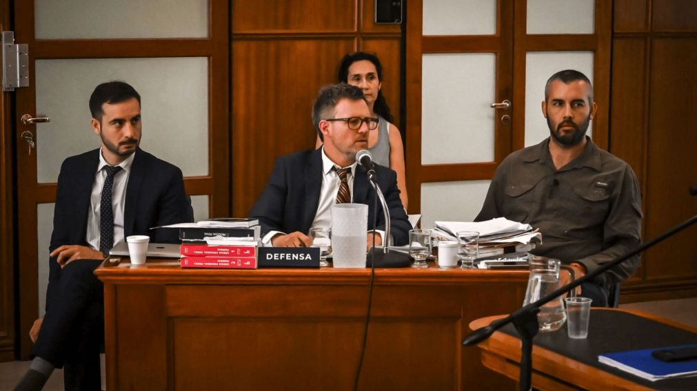 Ricardo Adolfo La Regina y sus defensores en una de las audiencias del juicio (Gentileza de Canal 12 Web).