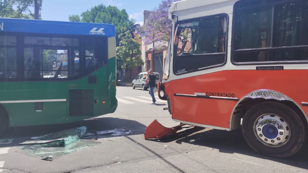 Choque de un micro escolar con un colectivo de la línea 53.