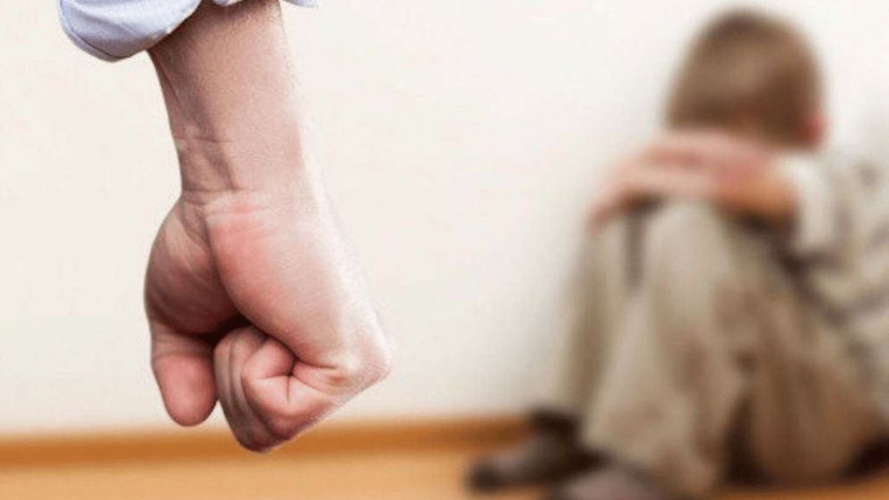 Un hombre jolpeó a su hijo con una ojota y lo condenaron a un año y medio de prisión (Imagen ilustrativa).