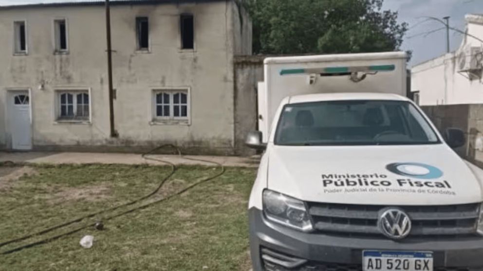 Peritos de la fiscalía trabajando en el lugar.