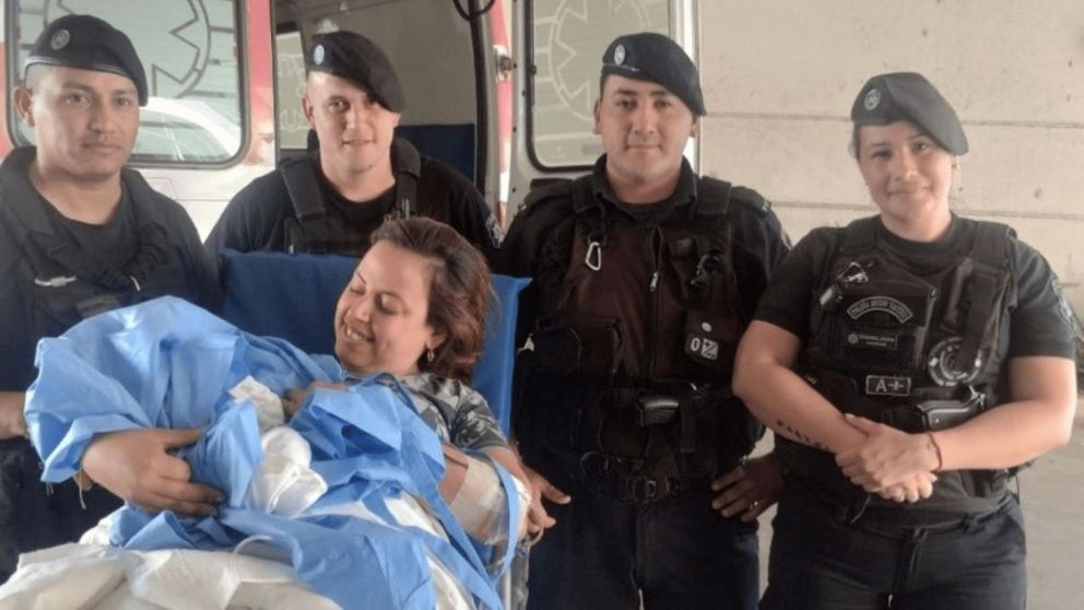 La mamá con los policía que la ayudaron.