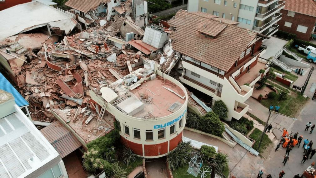 Tres días de duelo en Villa Gesell, donde sigue la búsqueda de sobrevivientes del derrumbe.