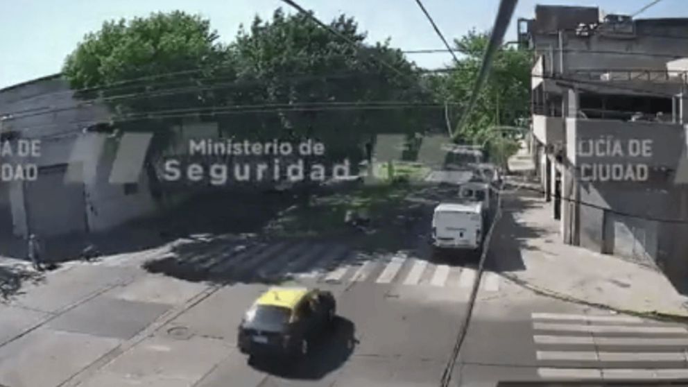 Un taxista atropelló a dos motochorros para evitar un robo (Captura de video).