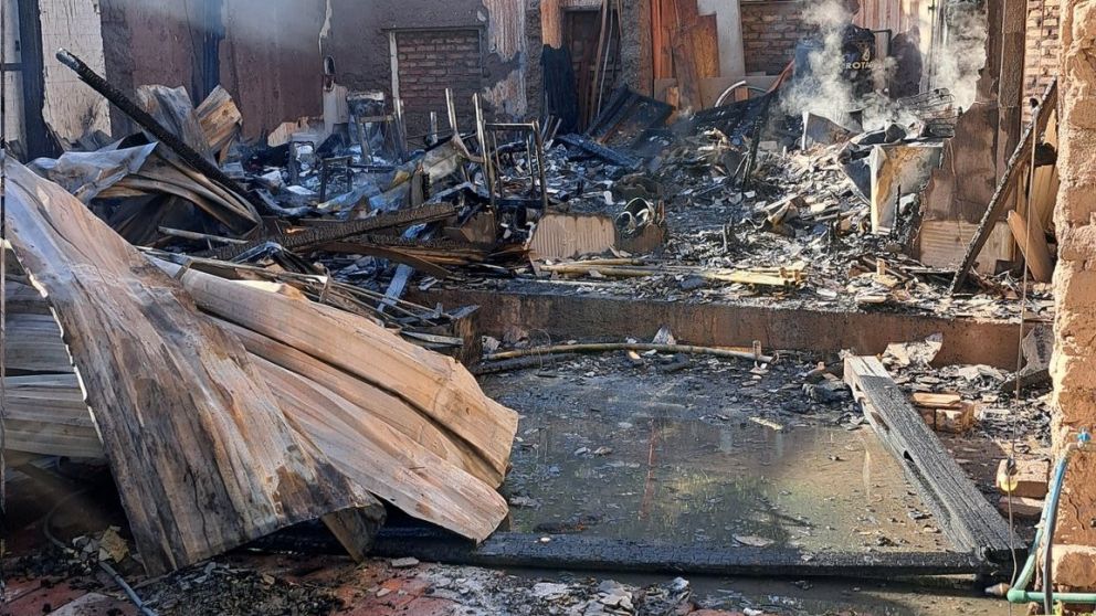 Se incendió una casa en Mendoza y los vecinos rescataron al perro