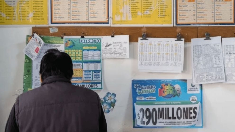 Un famoso cantante recibi� un premio millonario de loter�a, pero por un terrible error perdi� toda su fortuna.