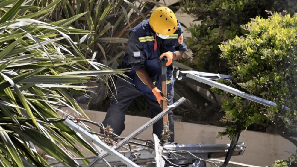 Los rescatistas continúan las tareas en el lugar de la tragedia.