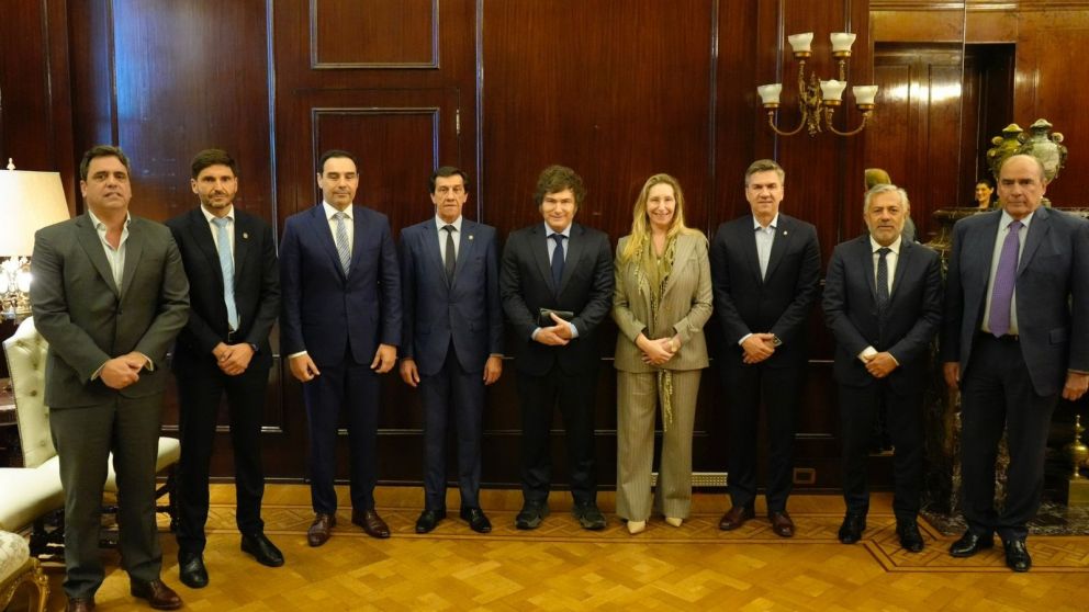 Javier Milei y Karina Milei, almuerzo de dos horas con goberandores radicales en la Casa Rosada.