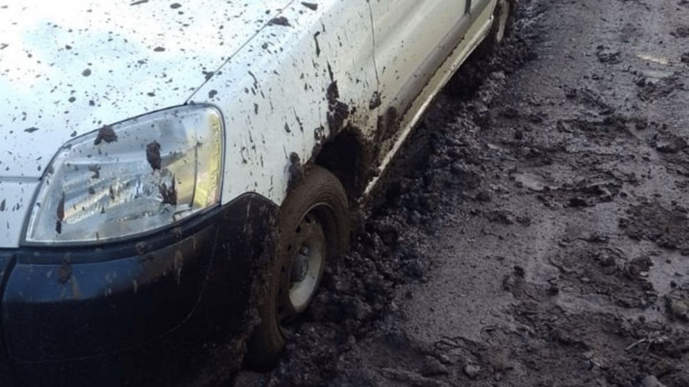 El vehículo robado en el que intentaban escapar los delincuentes.