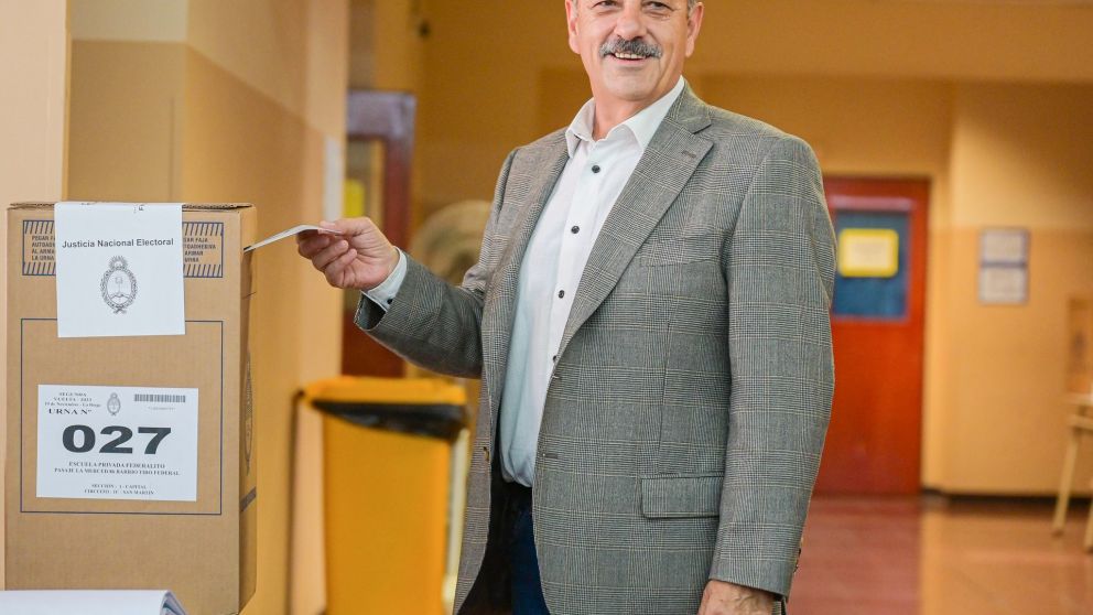 zzzznacp2NOTICIAS ARGENTINAS BAIRES, NOVIEMBRE 19: El gobernador de La Rioja, Ricardo Quintela, emite su voto. Foto NAzzzz