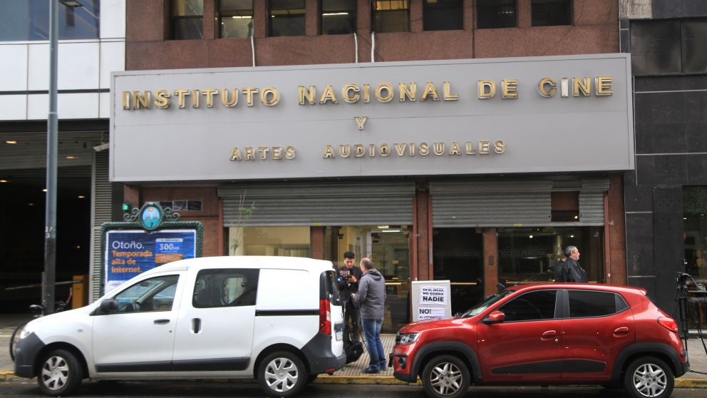NOTICIAS ARGENTINAS BAIRES, ABRIL 22: Frente de la sede del INCAA, en donde el Gobierno redujo el presupuesto y suspendió a los empleados, en el marco del fuerte desfinanciamiento del sector cultural. FOTO NA: DANIEL VIDES