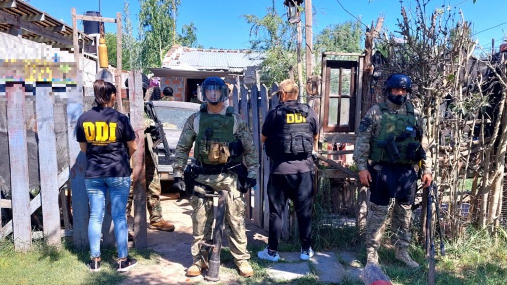 Los investigadores policiales concretaron un allanamiento en el escenario del altercado.