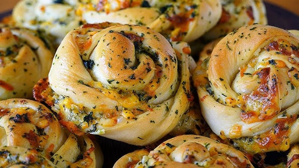 Receta sencilla de facturas saladas para acompañar la tarde de mates.