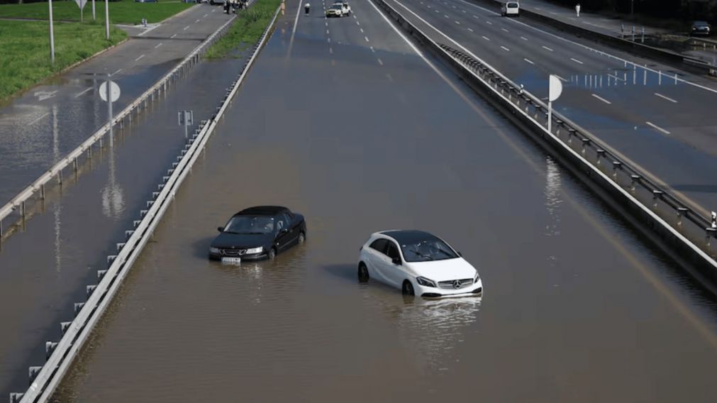 Las intensas lluvias generadas por el fenómeno DANA causaron inundaciones en comarcas de Barcelona, interrumpiendo el servicio de trenes y el transporte público (Imagen: El País).