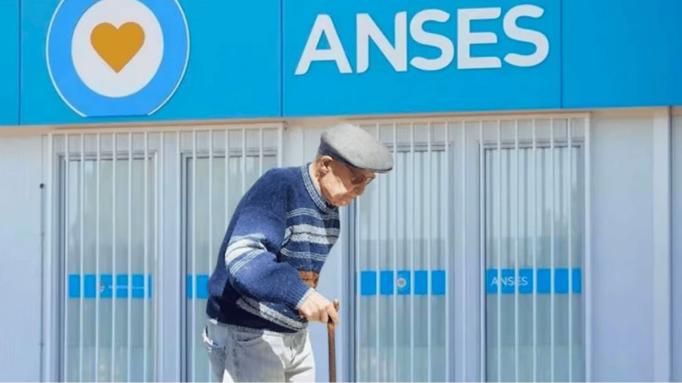 Los jubilados y pensionados en Argentina recibirán un bono extraordinario y un aumento en noviembre de 2024 (Imagen ilustrativa).