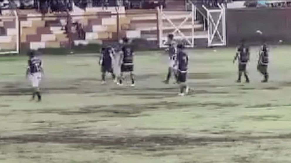 Un futbolista murió en pleno torneo en Perú al ser impactado por un rayo (Imagen captura vídeo).