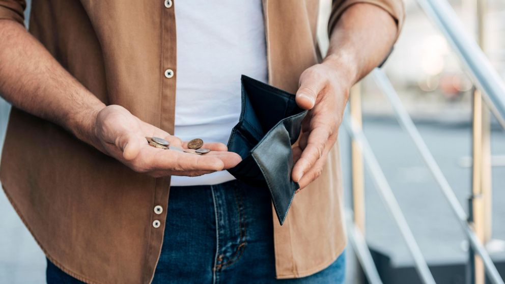 No hay plata: la mejora en los mercados no la ven los trabajadores (Freepik).