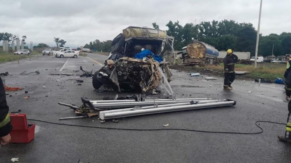 El fuerte impacto entre los rodados dejó al menos 4 muertos (X).