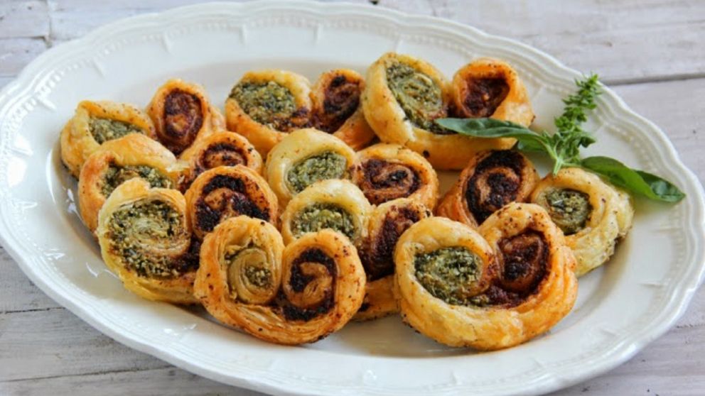 Palmeritas hojaldradas con pesto: una receta ideal para quienes aman la merienda salada.