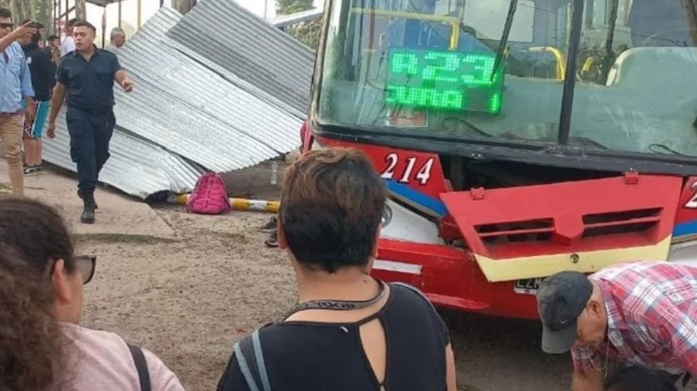 El chofer de la unidad 214 del ramal 23 perdió el control del colectivo luego de que se rompiera la dirección.