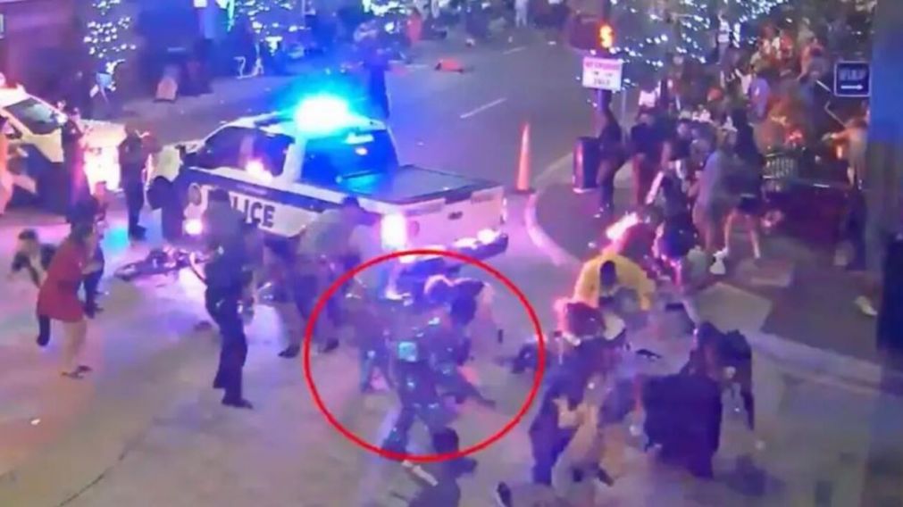 Momento en el que el tirador es atrapado por la policía (Captura de video).