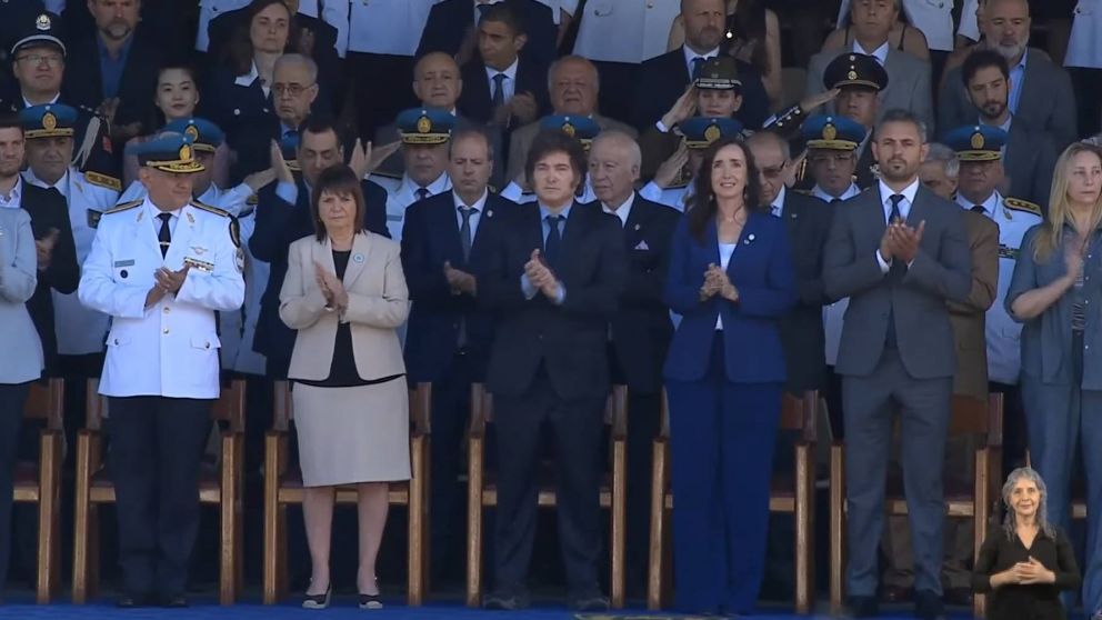 Javier Milei y Victoria Villarruel asisten a un acto de la Policía Federal.