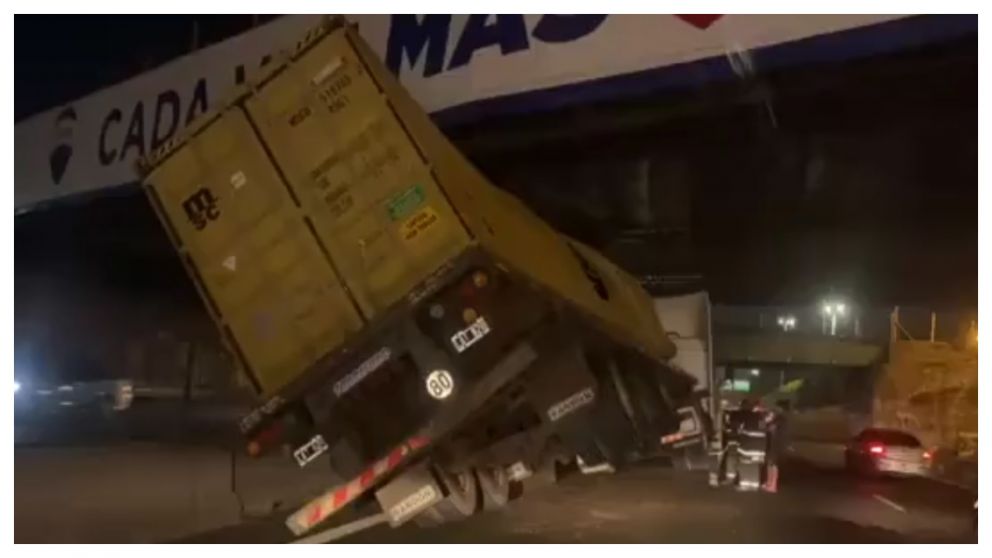 Un camión quedó incrustado en un puente de la General Paz (Captura de viedo).