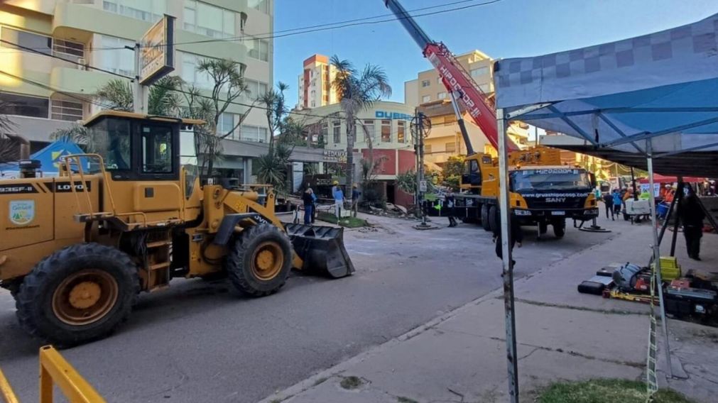 El operativo en Villa Gesell por el derrumbe del Hotel Dubrovnik continúa tras el desmoronamiento fatal.