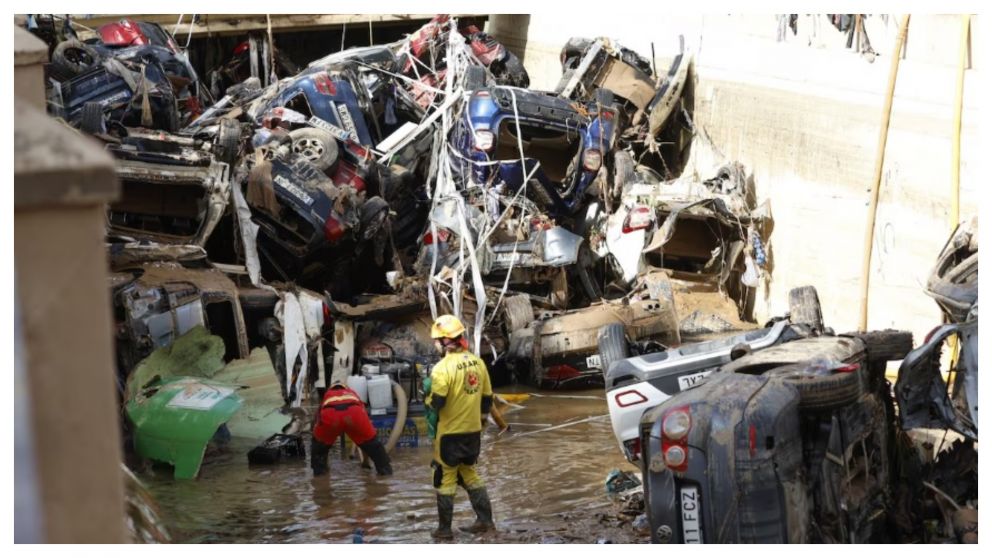 Dos bomberos trabajan en la localidad de Benetúser, de la provincia de Valencia, en España. (Gentileza El País).