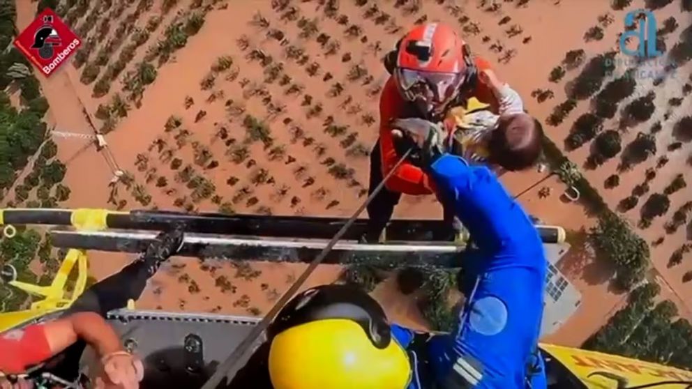 El impactante rescate de una madre y su bebé que estaban atrapados en su casa por las inundaciones en Valencia (Imagen captura vídeo).