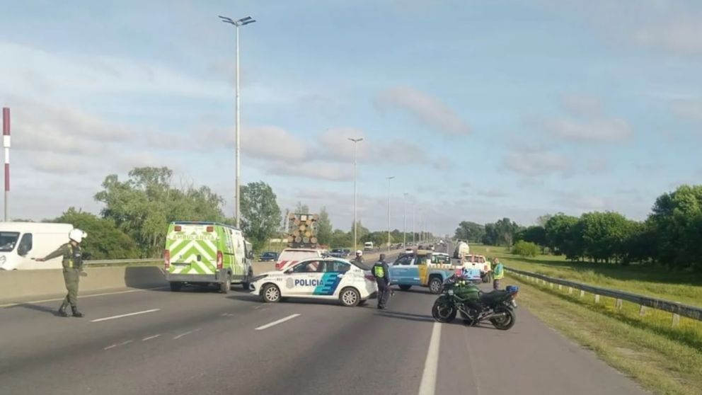 Muri� un motoquero tras la embestida de un cami�n (X/@bagliettoc).