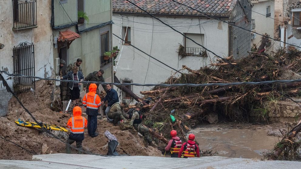 Las inundaciones en Valencia dejaron más de 100 muertos (RTVE).