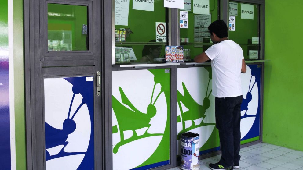 Un hombre gan� un premio millonario en la Quiniela gracias a un estafador.